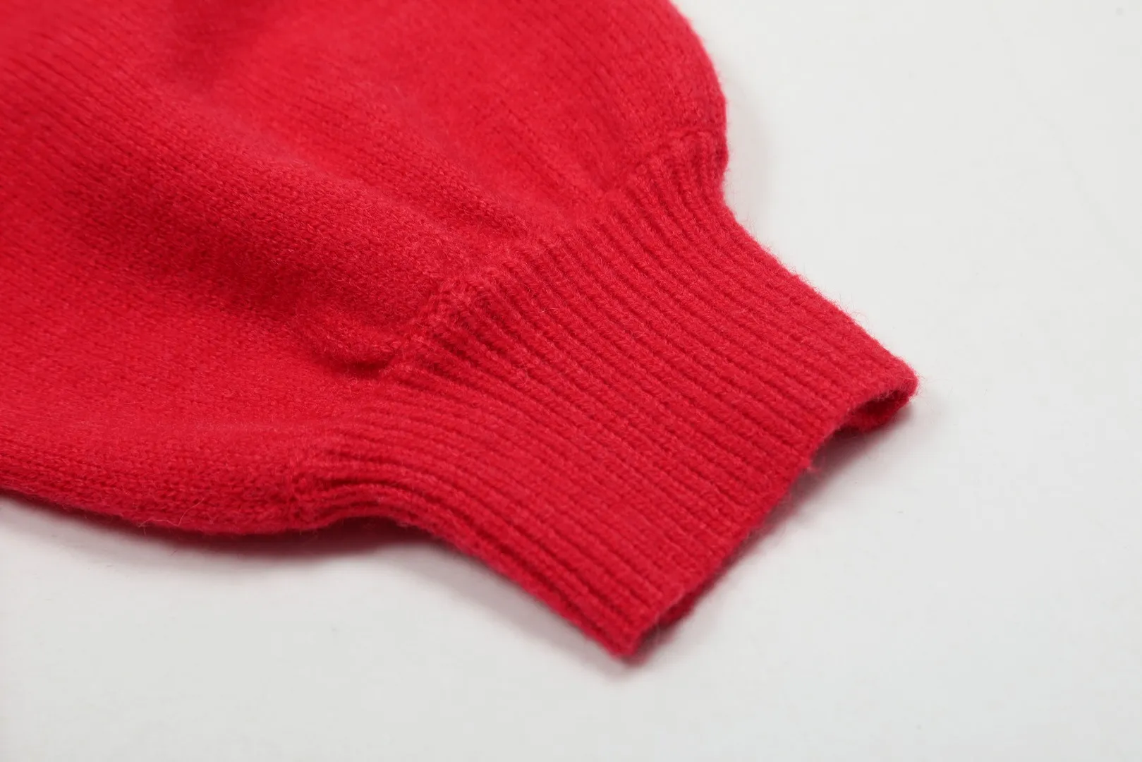 🅿️220 "Top quality" Style number: DS016# [Ralph Lauren V-neck solid color pony embroidered logo woolen knitted shawl cardigan] ✅Ralph Lauren Lazy‌oversize style basic classic versatile ten-color shawl cardigan ✅Main supplier platform live broadcast Wholesale entity Replenishment when out of stock No removal from shelves ✅ZP quality 1:1 version Scan the code to enter the GF website Counter quality ✅Details and quality are the only one in Guangzhou. Light luxury wool. Focus on high-end. Cost-effective. Good quality. Needless to say. ✅Restore the original version. Can wear 190 pounds. Loose, comfortable and stress-free. ✅Loose upper body, oversize and lazy style. Must-have style for goddess ootd. ✅Good-looking clothes are never picky. Recommended for goddess wardrobe. Taro Purple, Light Khaki, Chinese Red, Anchor Red